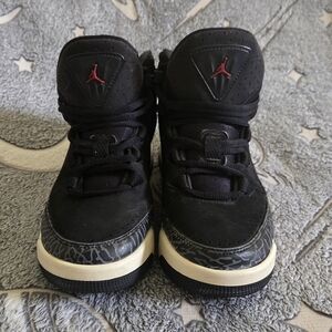 Woman / Youth Black and Red Air Jordan Deluxe Sneakers